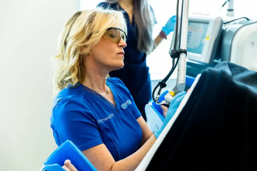 اپراتور دستگاه لیزر